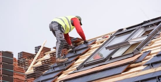 Roofer in Twickenham fixing roofing pane